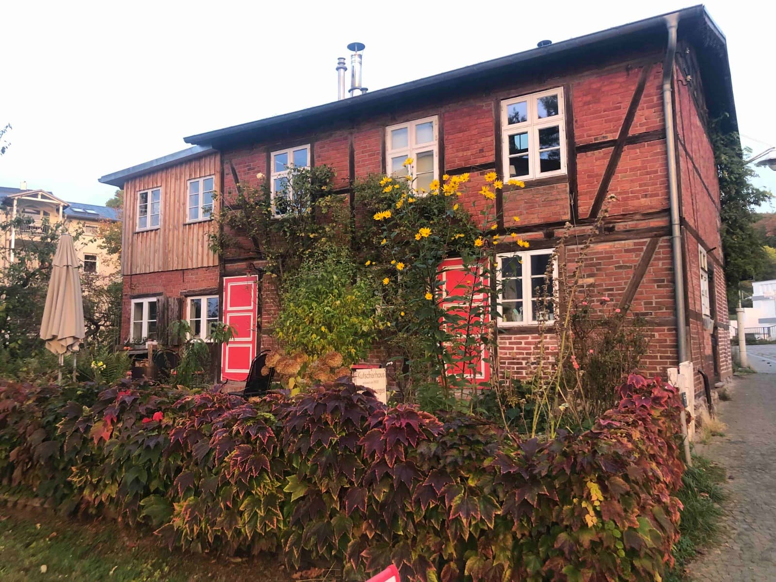 Kutscherhaus im Herbst